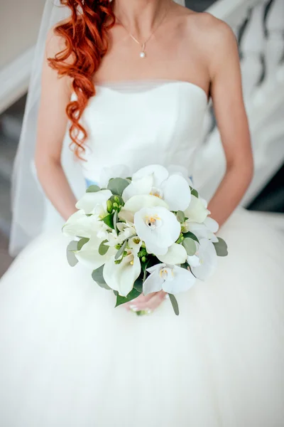 Bride holding bouguet of flowers — Stock Fotó