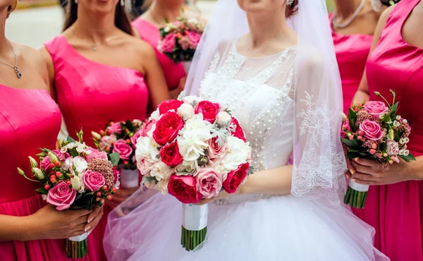 Bride holding bouguet of flowers — Stockfoto