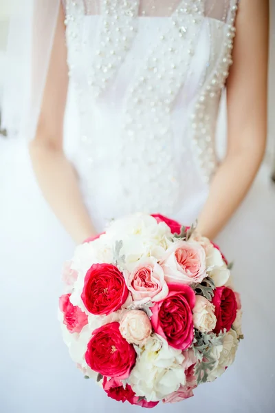 Bride holding bouguet of flowers — Stockfoto