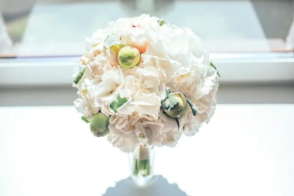 結婚式の花瓶の花 — ストック写真