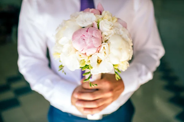 Mannenhand geven boeket witte rozen — Stockfoto