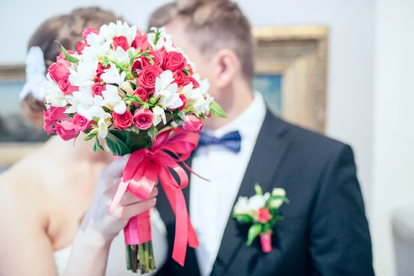 Groom and bride together with flowers — Stockfoto