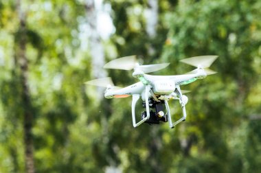 Gökyüzünde kamera olan uçan bir dron.