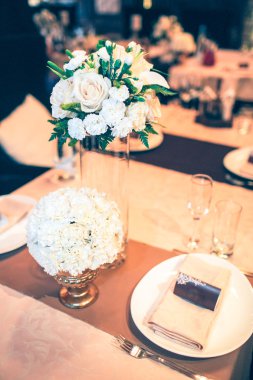 çiçekli masa dekoru