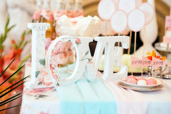 Table decor with flowers — Stock Photo, Image