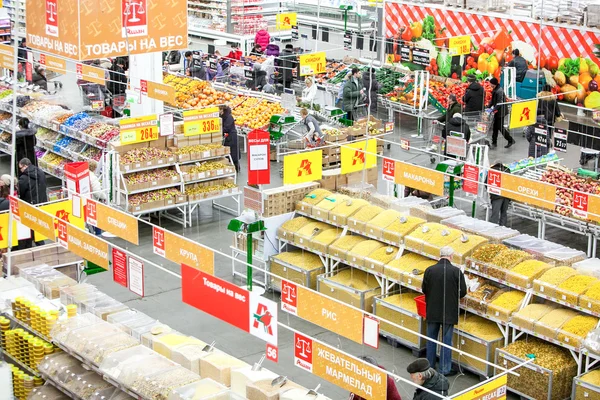 Rússia, Omsk - 22 de janeiro de 2015: Supermercado grande loja — Fotografia de Stock