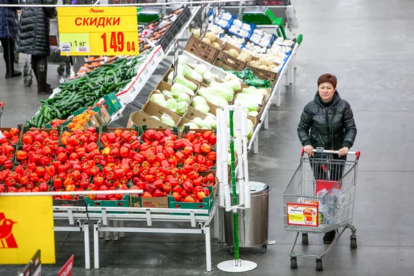 Russia, Omsk - January 22, 2015: Supermarket big store — 스톡 사진