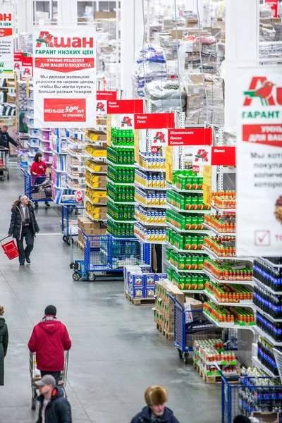 Rússia, Omsk - 22 de janeiro de 2015: Supermercado grande loja — Fotografia de Stock