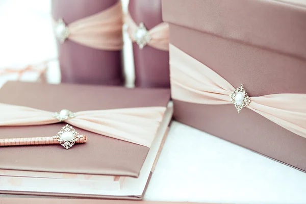 Boîte cadeau rose et note en papier sur fond en bois — Photo