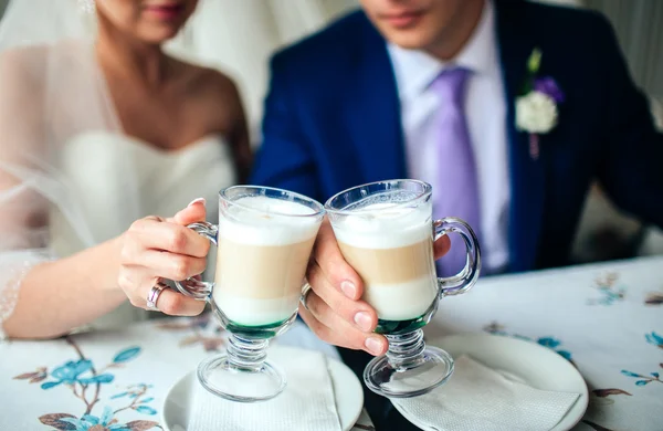 Bruid en bruidegom drinken koffie — Stockfoto