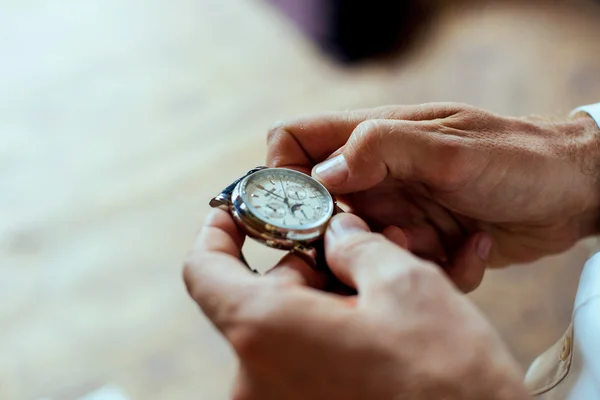 Affärsmannen ser sin klocka — Stockfoto
