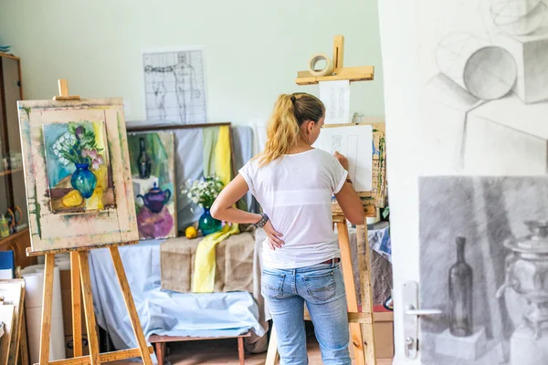 Rússia, Omsk - 2 de julho de 2015: menina no estúdio de pintura — Fotografia de Stock