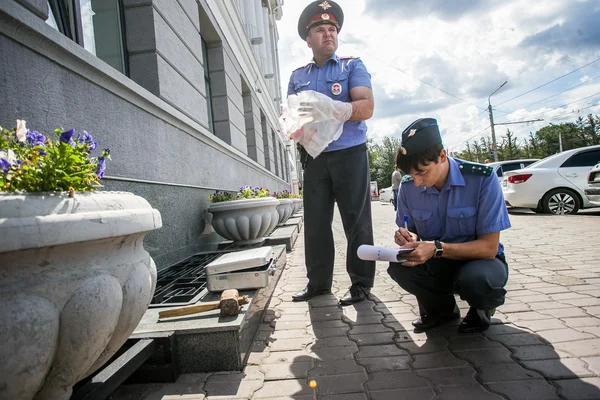 Rusia, Omsk - 4 de agosto de 2015: Ventana rota del ayuntamiento —  Fotos de Stock