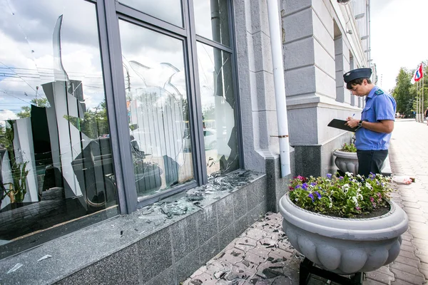 Rússia, Omsk - 4 de agosto de 2015: Janela quebrada da prefeitura — Fotografia de Stock