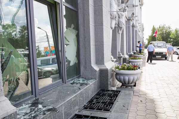 Russie, Omsk - 4 août 2015 : Fenêtre cassée de l'hôtel de ville — Photo