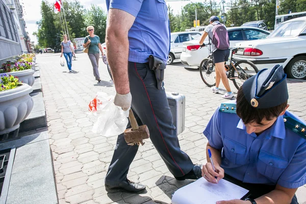 Venäjä, Omsk - 4. elokuuta 2015: Kaupungintalon rikkinäinen ikkuna — kuvapankkivalokuva