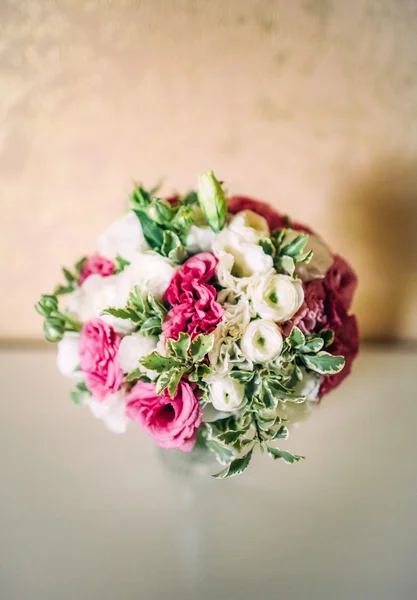 Boeket rozen op tafel — Stockfoto