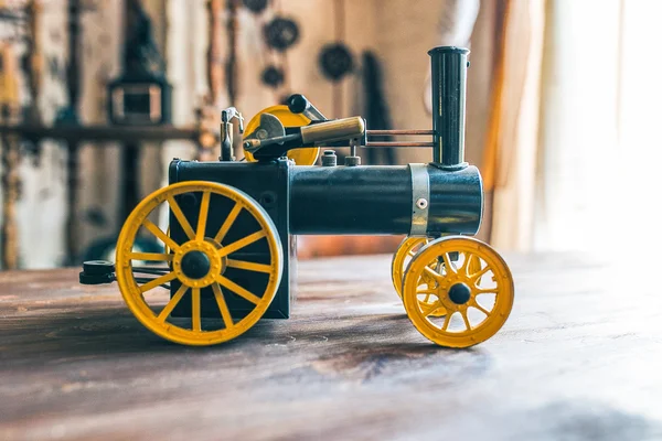 Closeup eski retro metal maketi buharlı tren