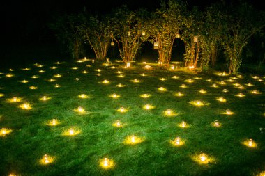 Yaz çimenlerin üzerinde romantik mum dekorasyon