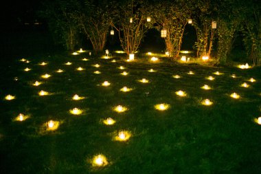 Yaz çimenlerin üzerinde romantik mum dekorasyon