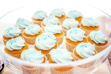 Yakın çekim mavi krem kek cam plaka üzerinde