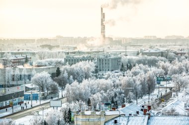 Evler ve bacalar kış pencere fabrika görünümü