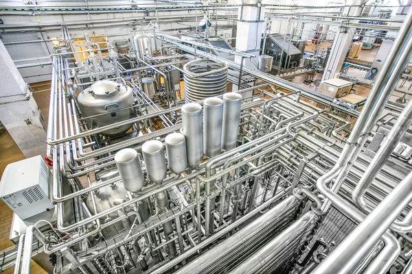 Geniş tanklar ve pek çok parlak tüpler manzarayı planlar.