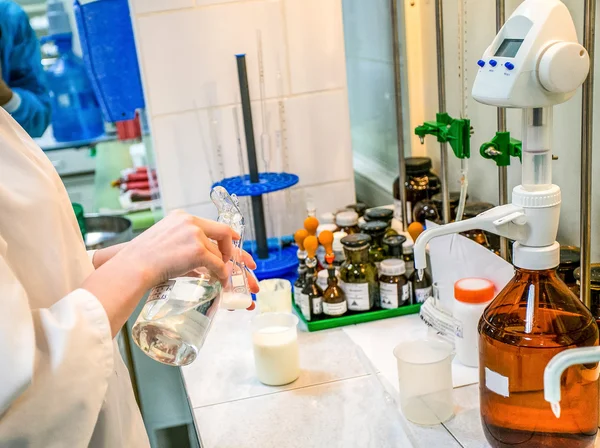 Mujer mezclando folrmula en el laboratorio — Foto de Stock