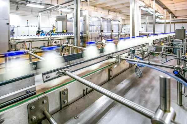 Producción de leche en línea en la fábrica — Foto de Stock