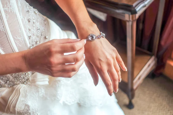 Mano nupcial con brazalete de plata —  Fotos de Stock