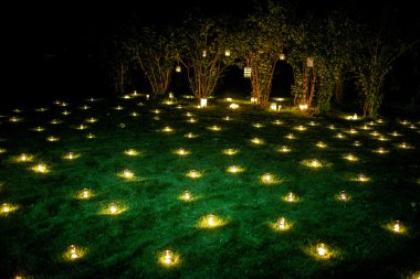 Yaz çimenlerin üzerinde romantik mum dekorasyon
