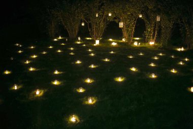 Yaz çimenlerin üzerinde romantik mum dekorasyon