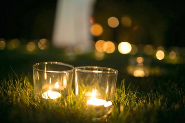 mumlarla nigth, çimlerin üzerine aşık çift