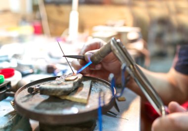 Mücevher atölyesinde arınma devam ediyor.