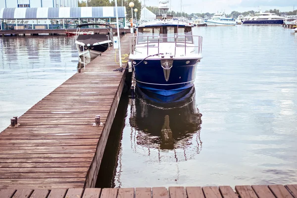 Boten in haven met houten ligplaats is afgemeerd — Stockfoto