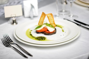 Caprese salatası patlıcan ile