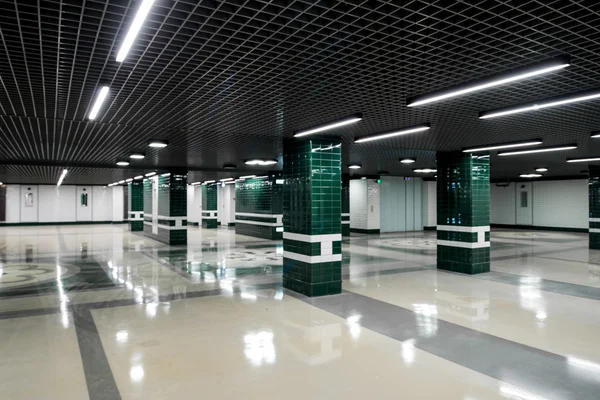 Pasaje subterráneo en edificio moderno — Foto de Stock