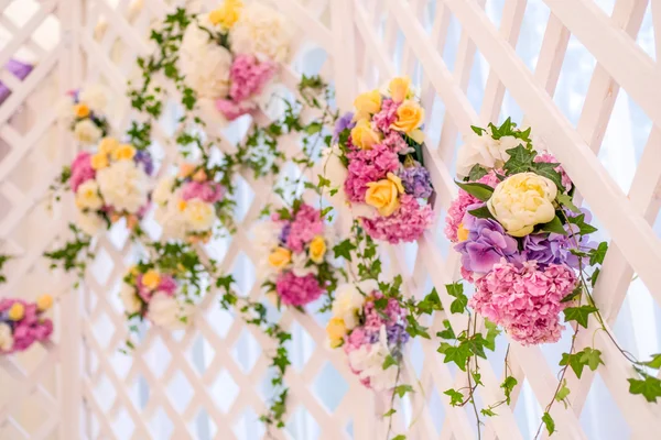 Hermosa decoración de flores pared —  Fotos de Stock