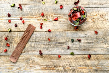 yaprakları, tütsü ve ahşap bir tahta üzerinde mum ile kompozisyon