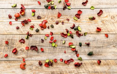 Bahar çiçek yaprakları ahşap arka plan üzerinde