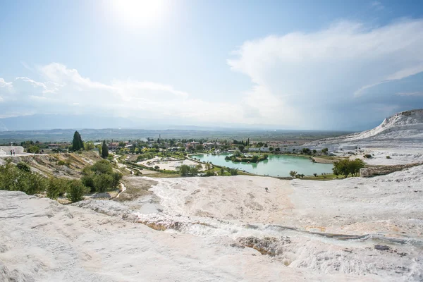 Turquois lake and white mountain — Stock Photo, Image