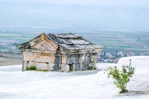 Каменный дом на вершине — стоковое фото