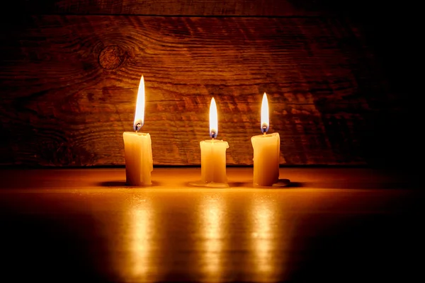Achtergrond met kaarsen licht op hout — Stockfoto