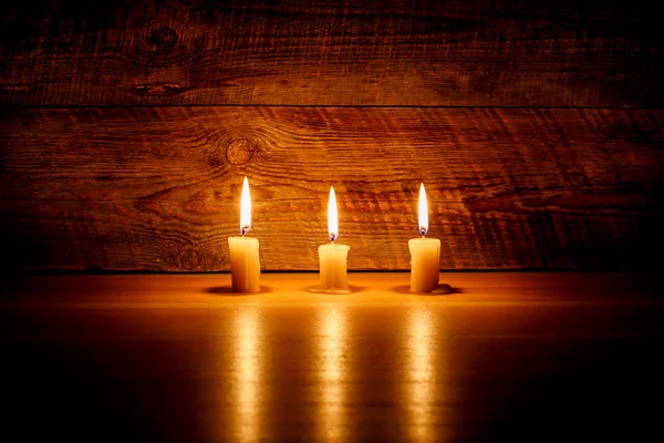 Hintergrund mit Kerzen Licht auf Holz — Stockfoto