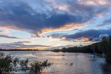 Akşam şehir gölet
