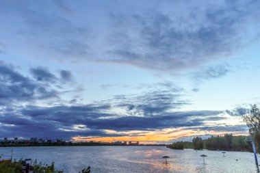Şehirde derin mavi gökyüzü-gölet