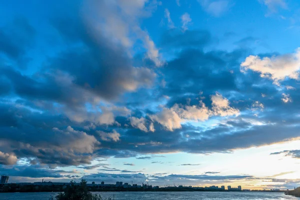 Abendliche Wolkenlandschaft am Stadtweiher — Stockfoto