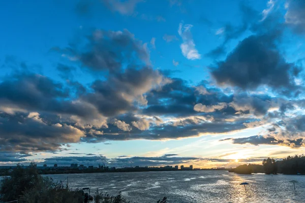 夜市川の重い雲 — ストック写真