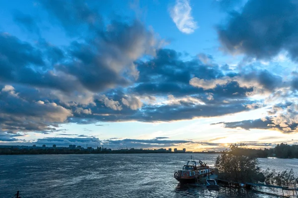 Красивый закат на городском пруду — стоковое фото