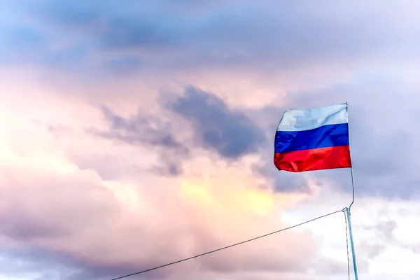 Флаг России на фоне облаков — стоковое фото